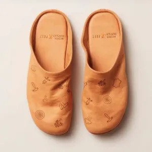 FEIT X Oliver Jeffrey NWB SZ 34 Youth unisex Tan Minimalist Indoor Slippers