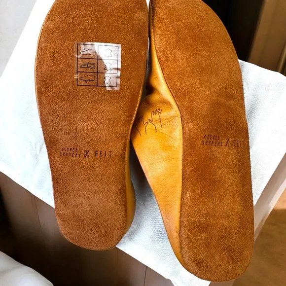 FEIT X Oliver Jeffrey NWB SZ 34 Youth unisex Tan Minimalist Indoor Slippers