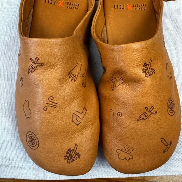 FEIT X Oliver Jeffrey NWB SZ 34 Youth unisex Tan Minimalist Indoor Slippers