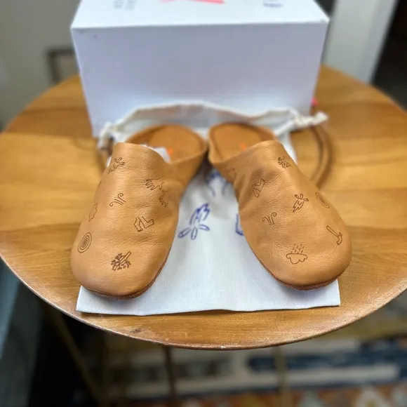 FEIT X Oliver Jeffrey NWB SZ 34 Youth unisex Tan Minimalist Indoor Slippers