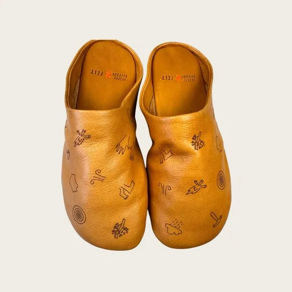 FEIT X Oliver Jeffrey NWB SZ 34 Youth unisex Tan Minimalist Indoor Slippers