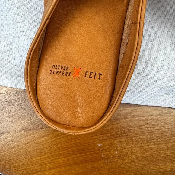 FEIT X Oliver Jeffrey NWB SZ 34 Youth unisex Tan Minimalist Indoor Slippers