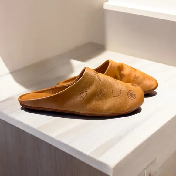 FEIT X Oliver Jeffrey NWB SZ 34 Youth unisex Tan Minimalist Indoor Slippers