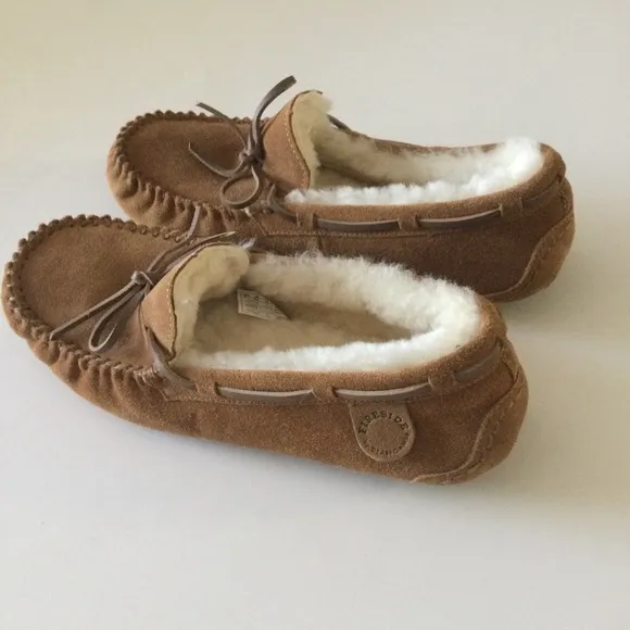 FIRESIDE MENS  DEARFOAMS GENUINE SHEARLING MOCCASIN SLIPPERS SIZE 9 CHESTNUT NEW