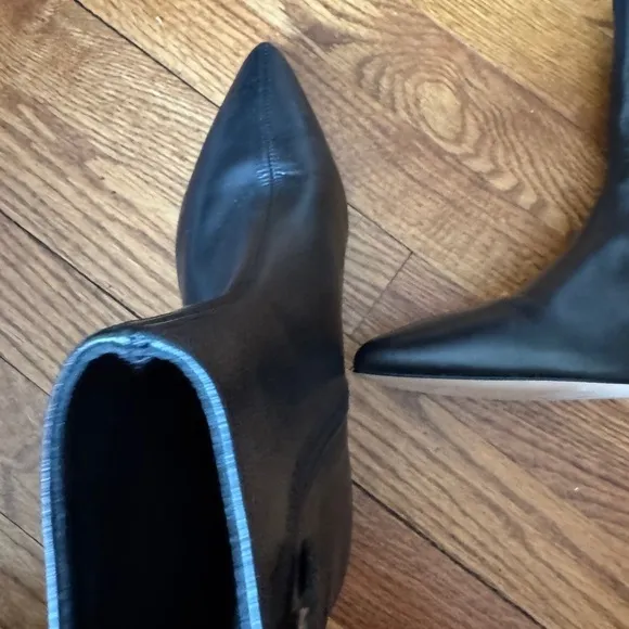 Freda Salvador Lania kitten-heeled boot size 8.