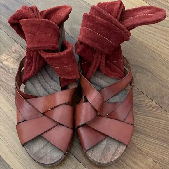 Free People | Women’s rust Emmy suede leather criss cross bridge strap clogs, 7