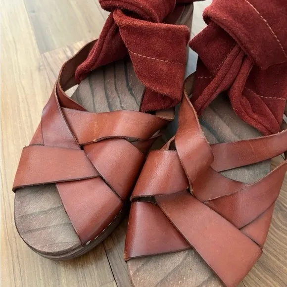 Free People | Women’s rust Emmy suede leather criss cross bridge strap clogs, 7