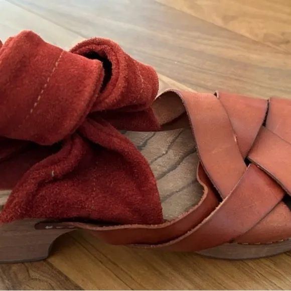 Free People | Women’s rust Emmy suede leather criss cross bridge strap clogs, 7