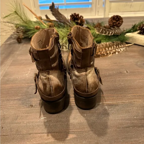 Freebird By Steven Size 9 Sammi Distressed Ankle Booties