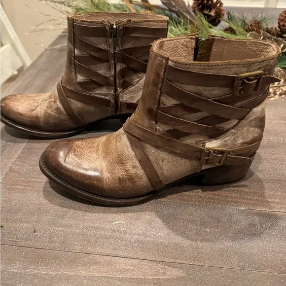 Freebird By Steven Size 9 Sammi Distressed Ankle Booties