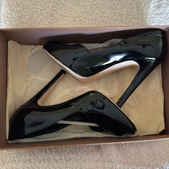Gianvito Rossi Black patent leather Peep-Toe Heels in excellent condition.