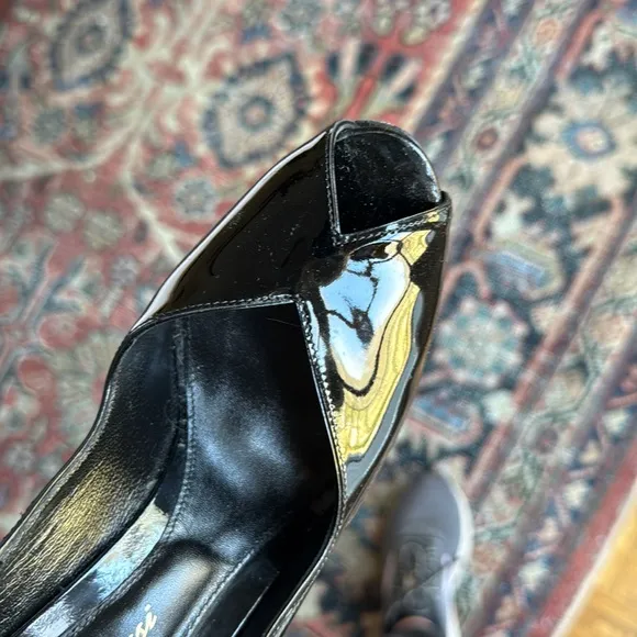 Gianvito Rossi Black patent leather Peep-Toe Heels in excellent condition.