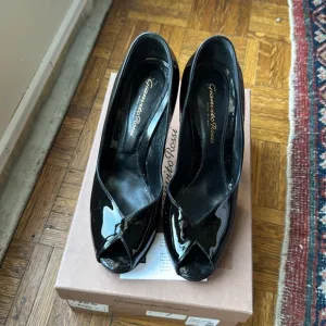 Gianvito Rossi Black patent leather Peep-Toe Heels in excellent condition.