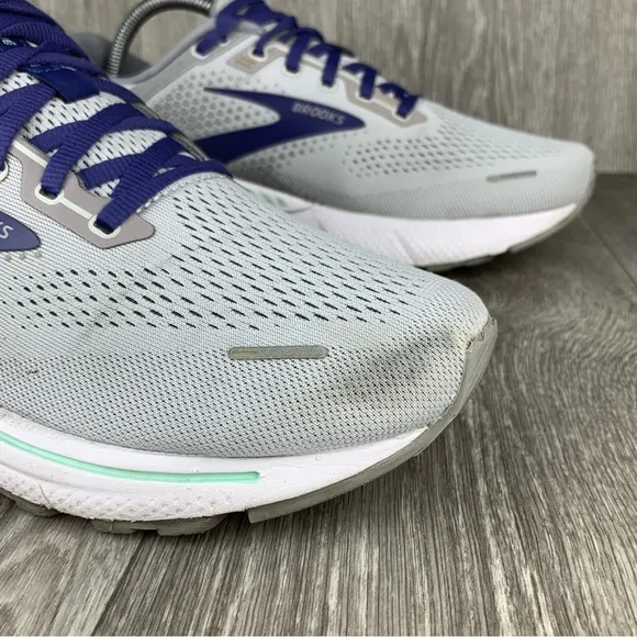 Gray/Navy Blue Womens Brooks Adrenaline GTS 22 running/walking shoes size 11