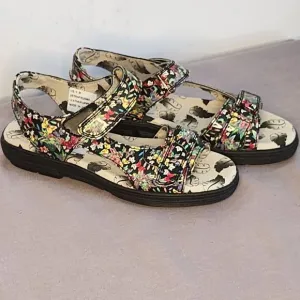 GreenLeaf Spikeless Golf Sandal Floral Leather Print Velcro Closure Sz 7 US 7M