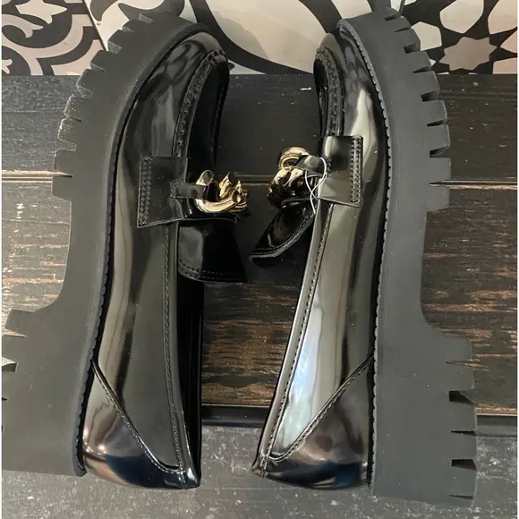 GUESS 🖤Shiny black faux leather/ chunky monochromatic sole w/ golden accents🤩