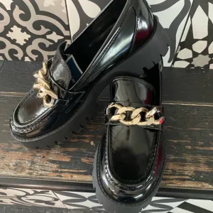GUESS 🖤Shiny black faux leather/ chunky monochromatic sole w/ golden accents🤩