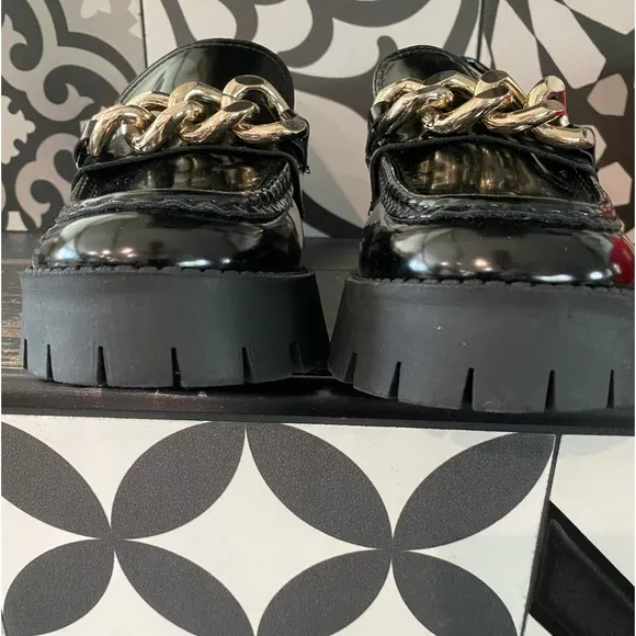 GUESS 🖤Shiny black faux leather/ chunky monochromatic sole w/ golden accents🤩