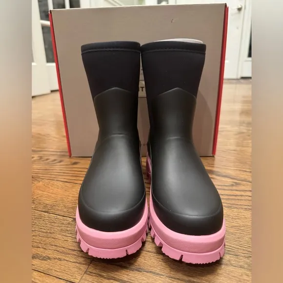 HUNTER Women's City Explorer Short Rain Boots, black/pink fizz, size 5–NWT