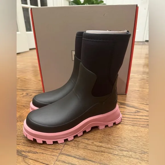 HUNTER Women's City Explorer Short Rain Boots, black/pink fizz, size 5–NWT