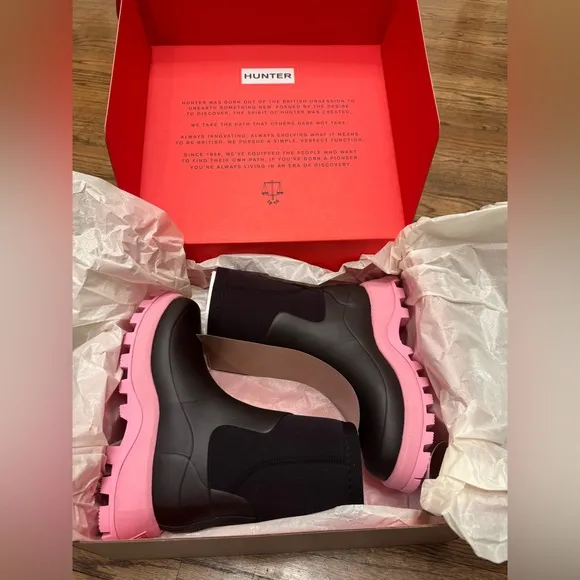 HUNTER Women's City Explorer Short Rain Boots, black/pink fizz, size 5–NWT
