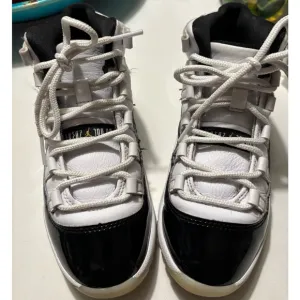 Jordan Boys' Shoes Sneakers 1Y White Black