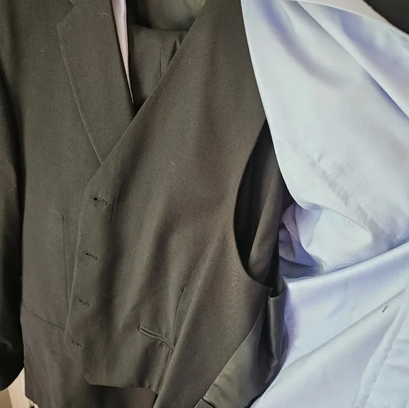 Joseph &amp; Feiss Mens 3 Pc Suit. Includes Jacket, Vest, Slacks, Dress Shirt.