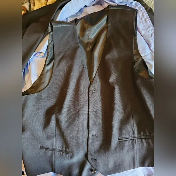Joseph &amp; Feiss Mens 3 Pc Suit. Includes Jacket, Vest, Slacks, Dress Shirt.