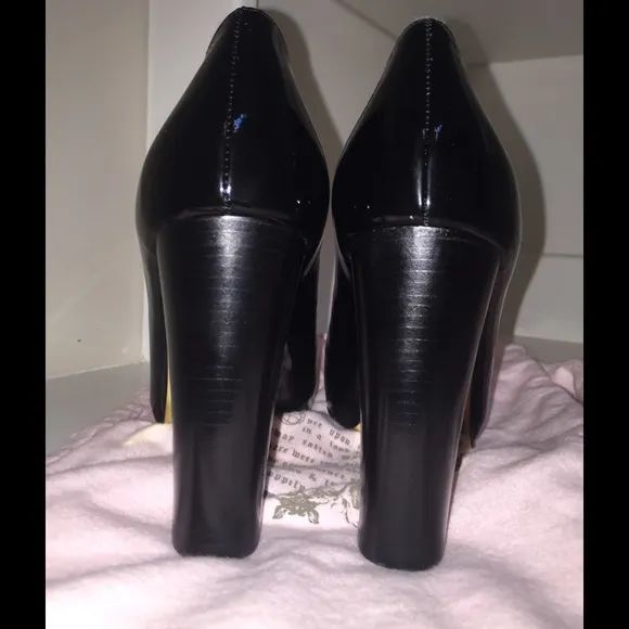 Juicy Couture Savannah Black Patent Leather Pump sz.6.5