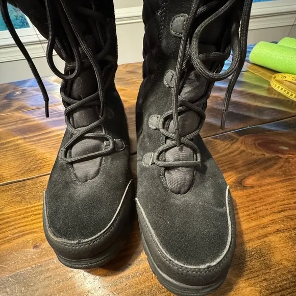 Kamik Boston 2 Women’s Waterproof Winter Boots Blackk w/faux fur. Size 8