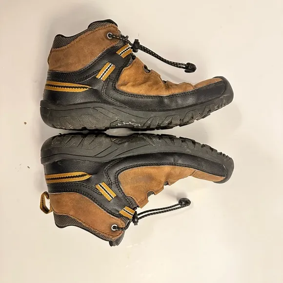 KEEN Targhee Mid Waterproof Hiking Boots for Kids Size 4.0