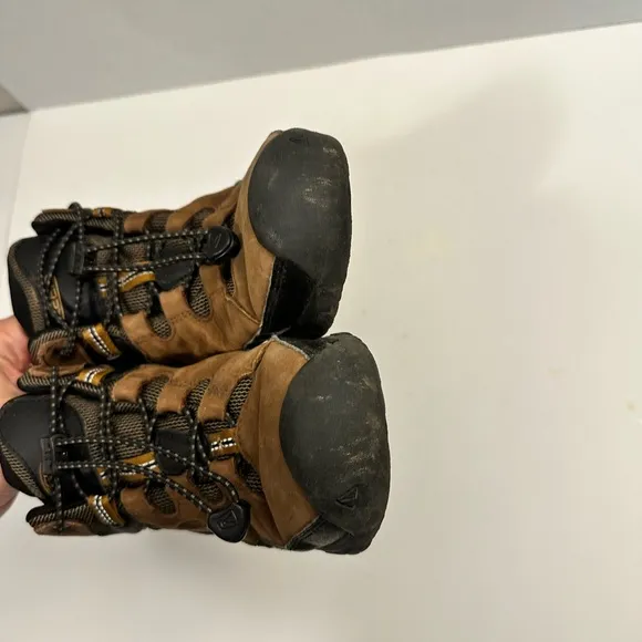 KEEN Targhee Mid Waterproof Hiking Boots for Kids Size 4.0