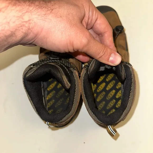 KEEN Targhee Mid Waterproof Hiking Boots for Kids Size 4.0