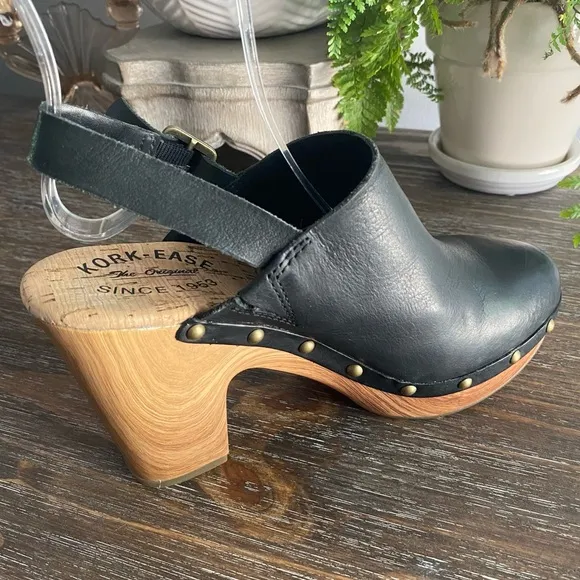 Kork Ease Black Leather Women's STUDDED Clogs Size 7 New