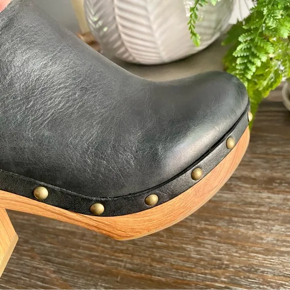 Kork Ease Black Leather Women's STUDDED Clogs Size 7 New