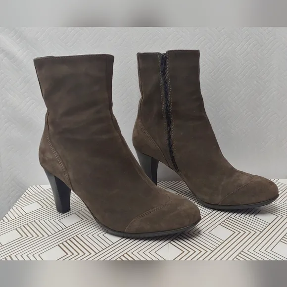 La CANADIENNE Waterproof Suede Leather Boots Sz 8.5 Taupe