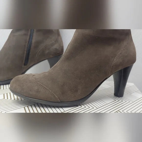 La CANADIENNE Waterproof Suede Leather Boots Sz 8.5 Taupe