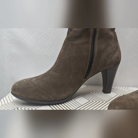 La CANADIENNE Waterproof Suede Leather Boots Sz 8.5 Taupe