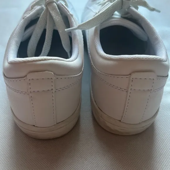 Lacoste Women's Straightset Leather White Leather Sneakers Silver Lace Comfort
