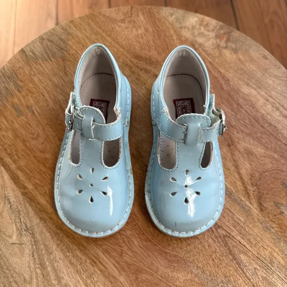 L'Amour Baby Blue Patent Leather Mary Jane’s toddler sz: 7