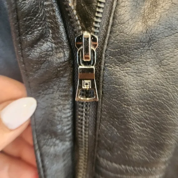 Liz Claiborne, Women's, size Medium,  black faux leather zip-up vest!🖤💄