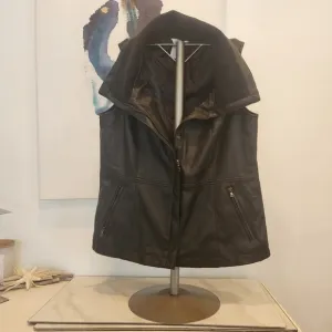 Liz Claiborne, Women's, size Medium,  black faux leather zip-up vest!🖤💄