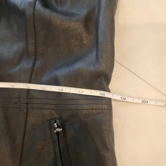 Liz Claiborne, Women's, size Medium,  black faux leather zip-up vest!🖤💄