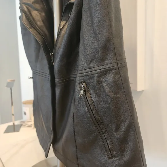 Liz Claiborne, Women's, size Medium,  black faux leather zip-up vest!🖤💄
