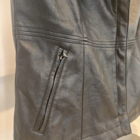 Liz Claiborne, Women's, size Medium,  black faux leather zip-up vest!🖤💄