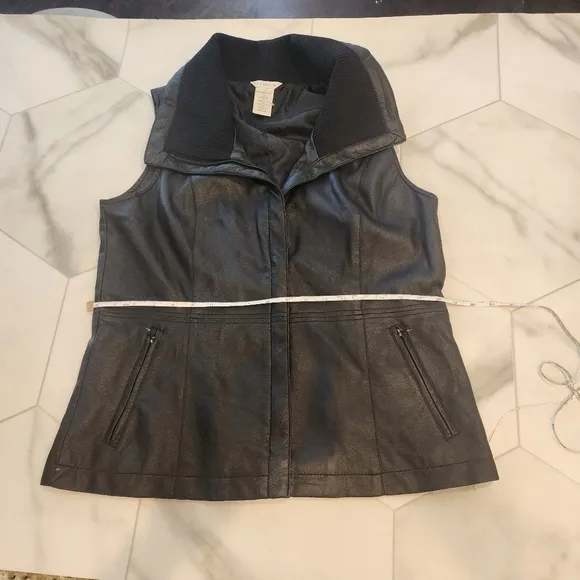 Liz Claiborne, Women's, size Medium,  black faux leather zip-up vest!🖤💄