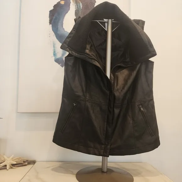 Liz Claiborne, Women's, size Medium,  black faux leather zip-up vest!🖤💄