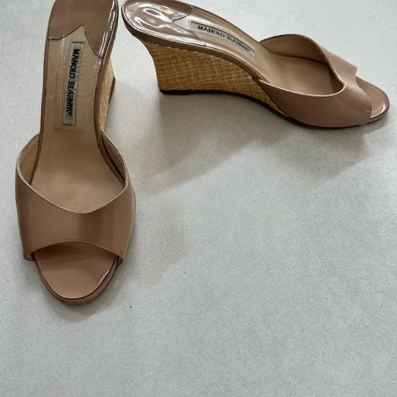 MANOLO BLAHNIK Nude Patent Leather Slide Wedges Size 39