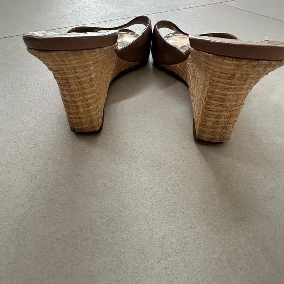 MANOLO BLAHNIK Nude Patent Leather Slide Wedges Size 39
