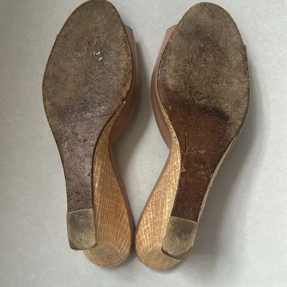 MANOLO BLAHNIK Nude Patent Leather Slide Wedges Size 39